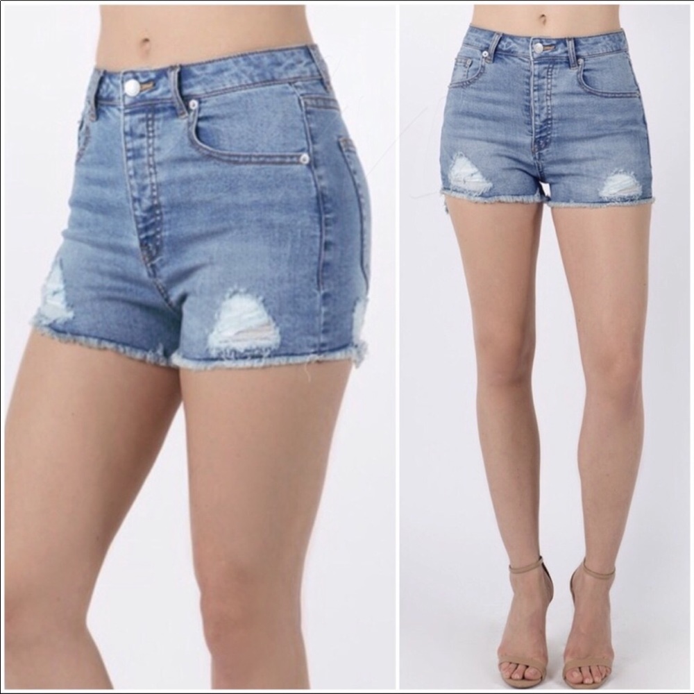 LIGHT WASH DISTRESSED DENIM SHORTS